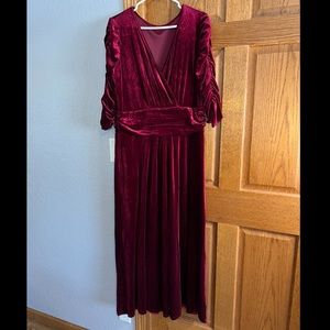 Maroon velvet formal dress new with tags size 18/20